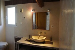 Douche, sèche-cheveux, serviettes fournies, papier toilette