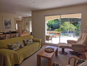 Televisie, een open haard, een dvd-speler en een tafeltennistafel