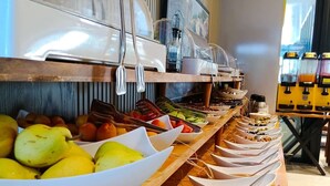 Un buffet proposant une variété de plats et d’ustensiles.