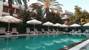 Kauden mukainen ulkouima-allas