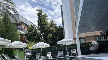 Kauden mukainen ulkouima-allas