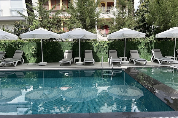 Sæsonbestemt udendørs pool