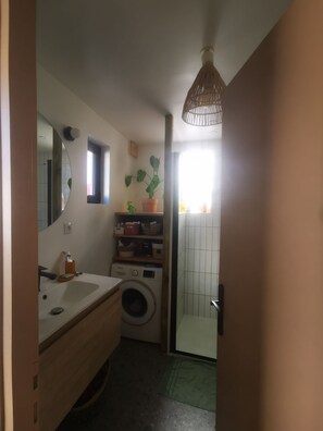 Shower, towels, toilet paper - Maison de Ville aux Chartreux - Jardin et Bassin (Marseille)