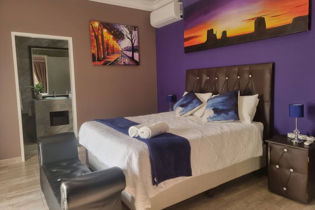Habitación de lujo | Edredón, minibar, caja de seguridad en la habitación y escritorio 