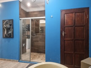 Separate bathtub and shower, rainfall showerhead, hair dryer, slippers - Stilista Guesthouse (Randfontein)