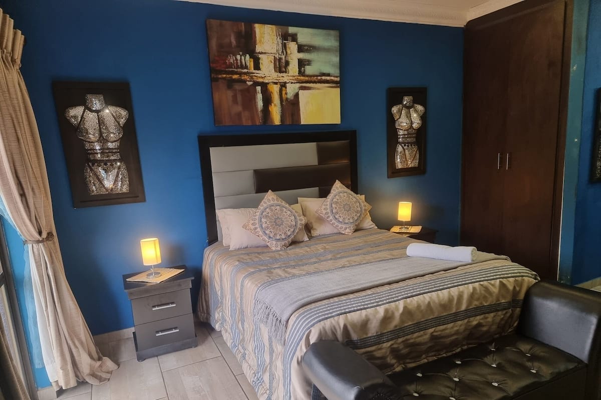 Habitación de lujo | Edredón, minibar, caja de seguridad en la habitación y escritorio 