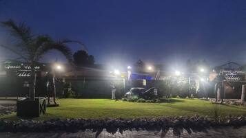 Bagian depan properti - sore/malam