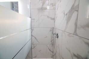Ducha, secador de pelo, bidet, toallas