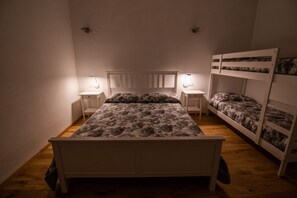 Ropa de cama de alta calidad, muebles diferentes y escritorio 