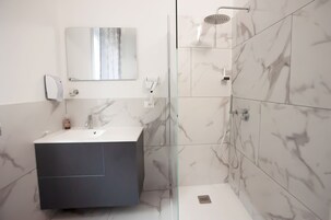Exclusive Room, Courtyard View | Bathroom | Shower, hair dryer, bidet, towels