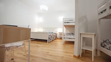 Habitación exclusiva, vista al patio | Ropa de cama de alta calidad, muebles diferentes y escritorio