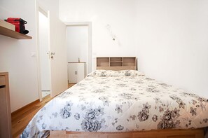 Basic Double Room, Garden View | Premium bedding, individually furnished, desk, laptop workspace - rozzano affittacamere (Rozzano)