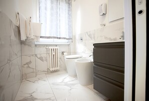 Ducha, secador de pelo, bidet, toallas