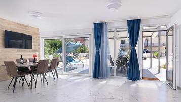 Apartment (A2) | Dining