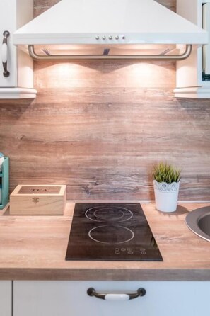 Studio (A2) | Dapur pribadi | Lemari es, microwave, kompor, dan mesin pencuci piring