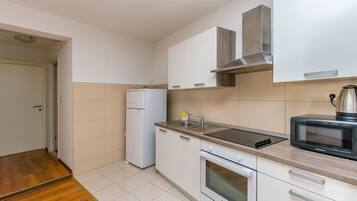 Apartment (A1) | Private kitchen | Electric kettle
