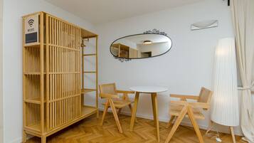 Studio (A2) | Living room | TV