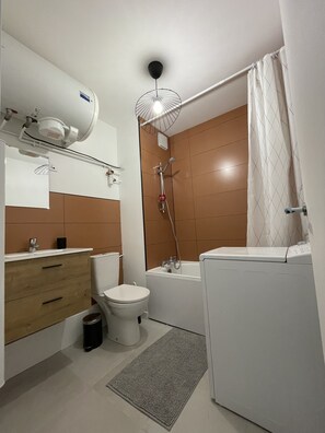 Serviettes fournies, papier de toilette