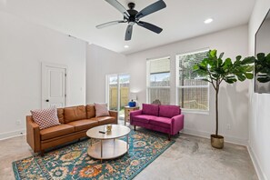 TV - Bon Temps House*2 KING Beds*Sleeps 6*Book Now! (Lafayette)