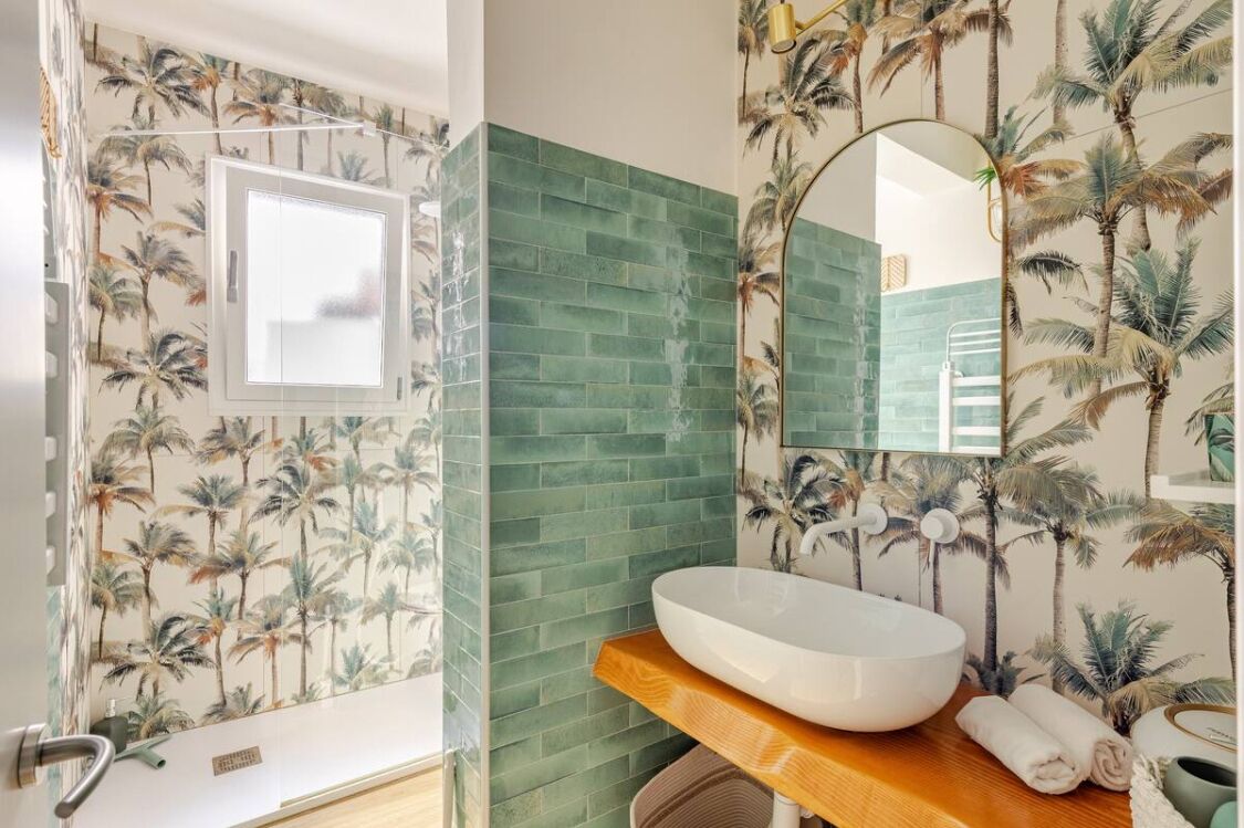 Bruser, hårtørrer, bidet, håndklæder