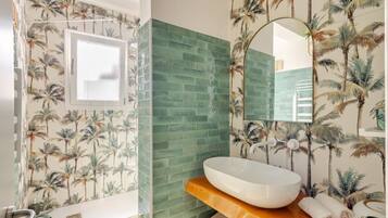 Bruser, hårtørrer, bidet, håndklæder