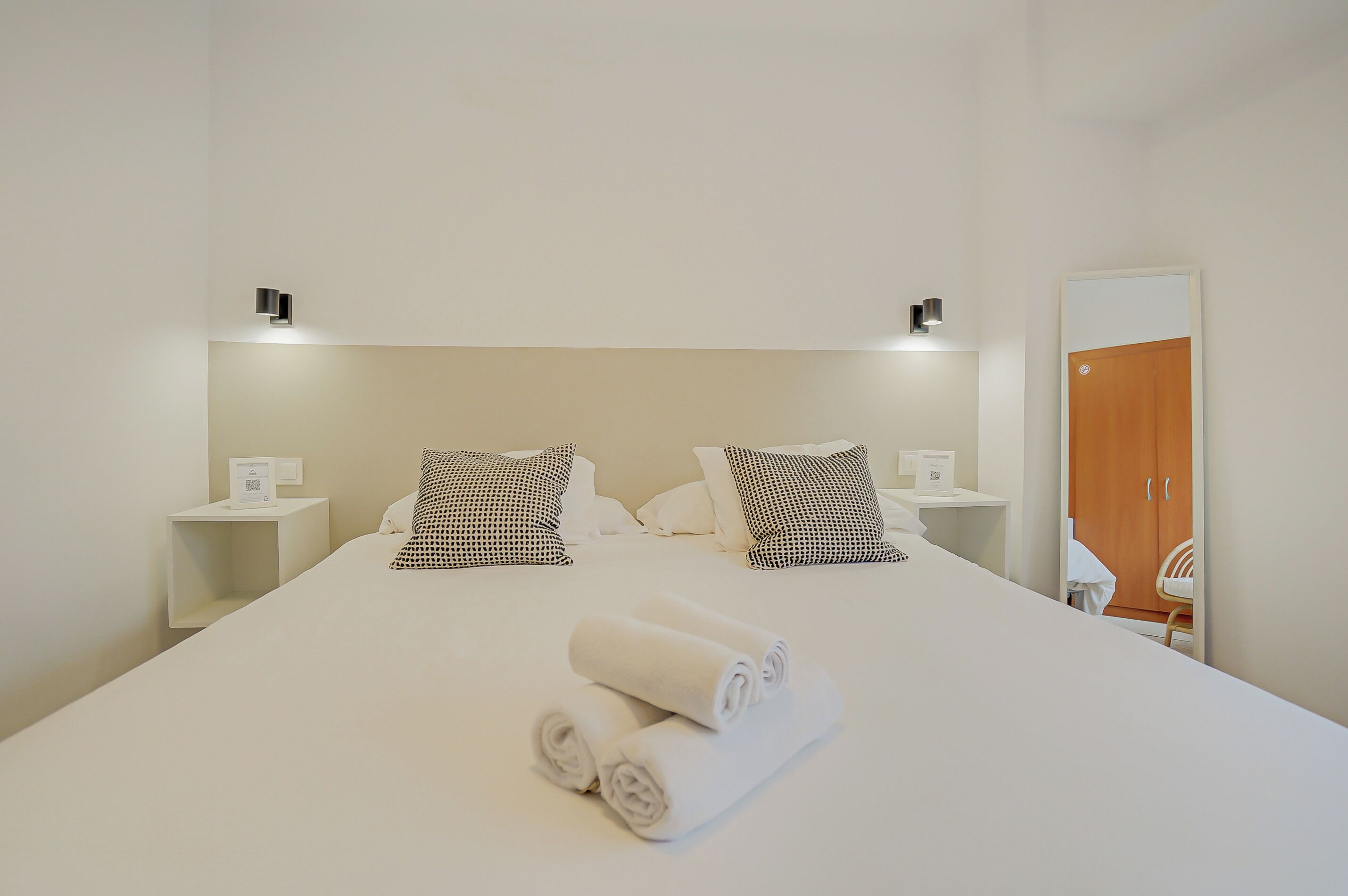 舒適雙人房 | 房內夾萬、書桌、手提電腦工作空間、免費 Wi-Fi