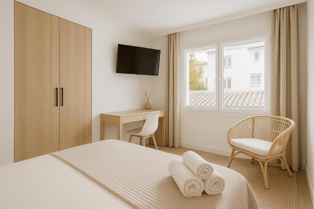 Dobbeltrom – comfort | Safe på rommet, skrivebord og skrivebord for bærbar PC