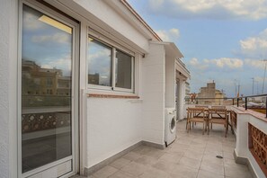 Apartment | In-room safe, desk, laptop workspace, free WiFi