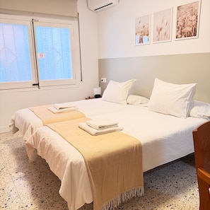 Habitación económica doble | Caja fuerte, escritorio, espacio para trabajar con un portátil