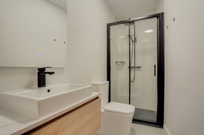 Apartamento | Cofres nos quartos, escrivaninha, espaço de trabalho para notebook