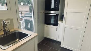 Appartement | Een kluis op de kamer, een bureau, een laptopwerkplek, gratis wifi