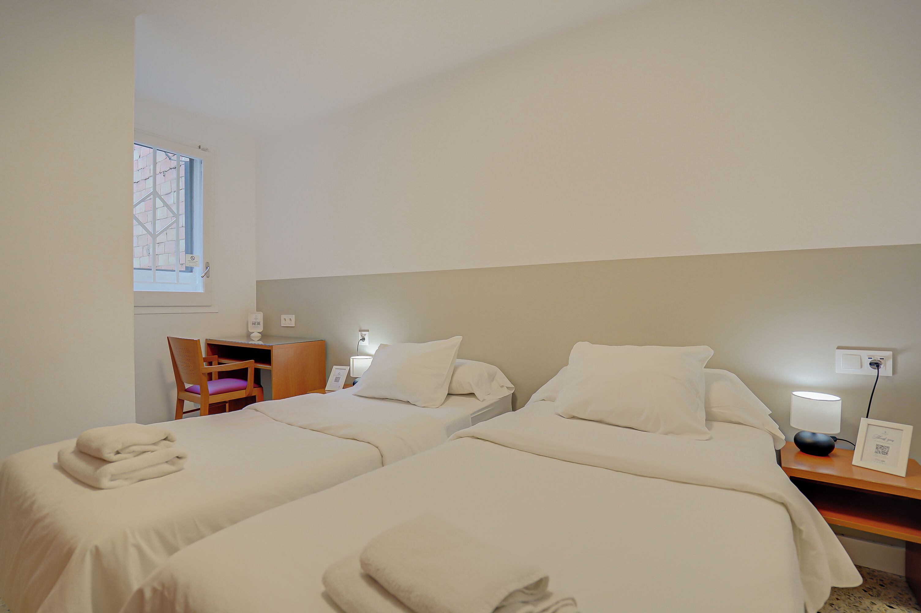 Økonomi-dobbeltrom | Safe på rommet, skrivebord og skrivebord for bærbar PC