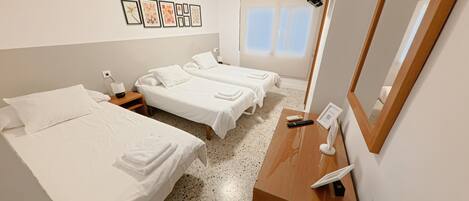 Tremannsrom | Safe på rommet, skrivebord og skrivebord for bærbar PC