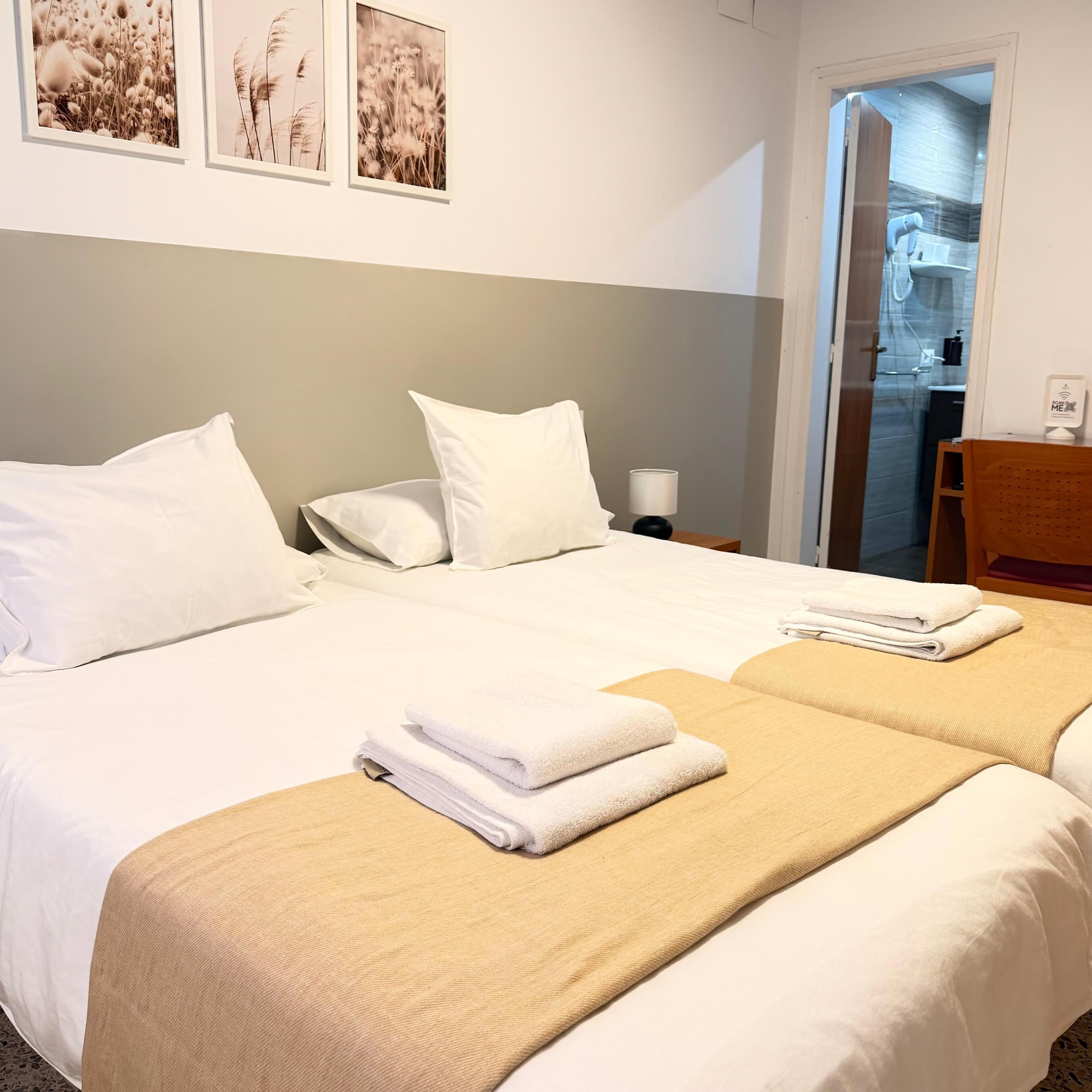 經濟雙人房 | 房內夾萬、書桌、手提電腦工作空間、免費 Wi-Fi