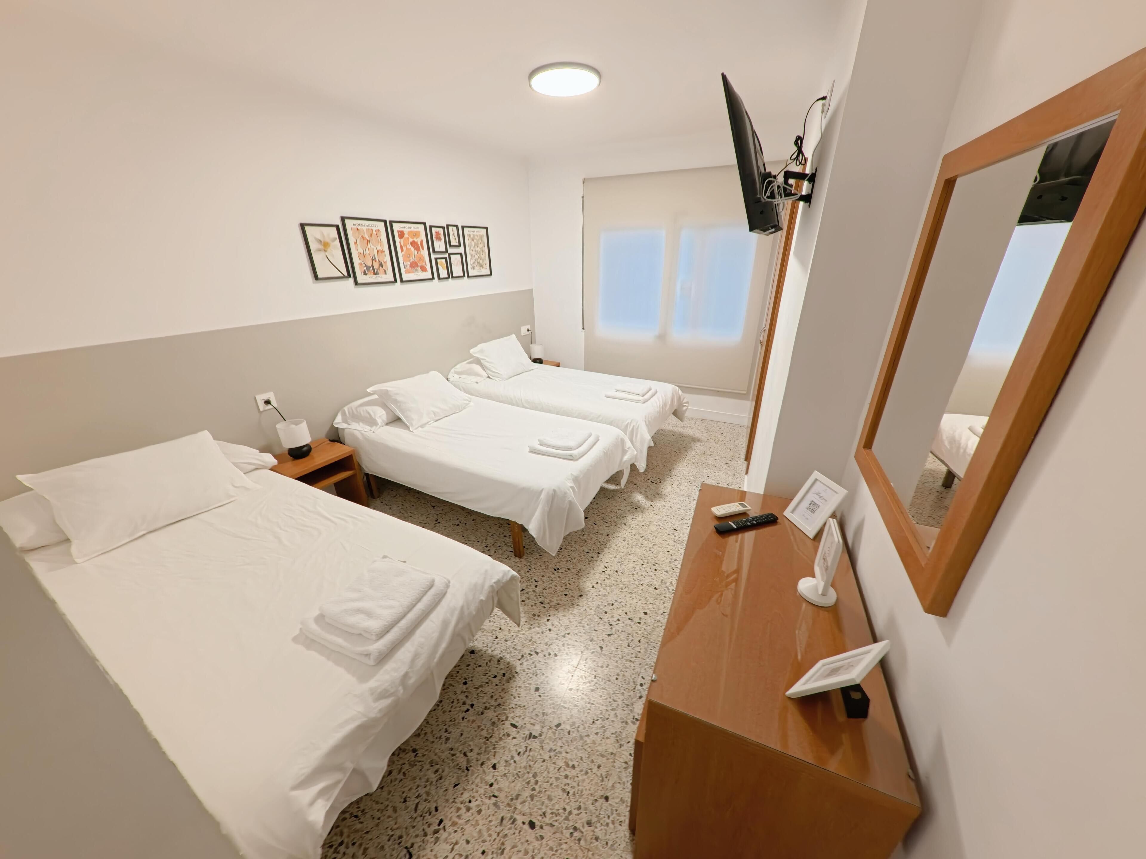 三人房 | 客房内保险箱、办公桌、笔记本电脑工作区、免费 WiFi