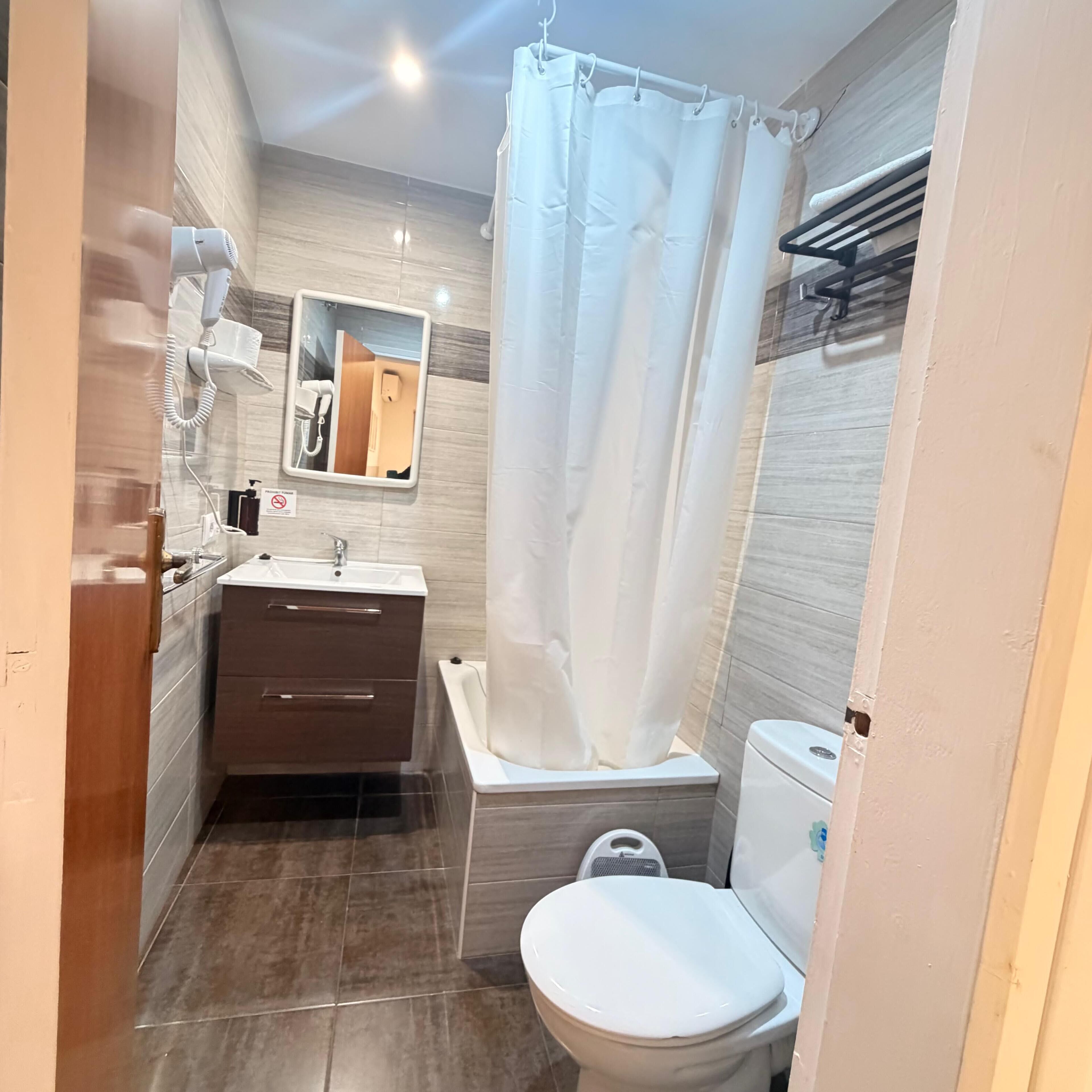 Economy Double Room | Peti besi dalam bilik, meja, ruang kerja komputer riba, Wi-fi percuma 