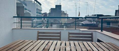 Appartement | Een kluis op de kamer, een bureau, een laptopwerkplek, gratis wifi