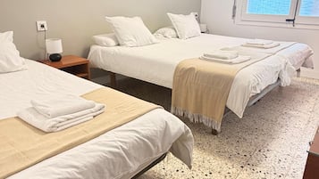 Caja de seguridad en la habitación y escritorio