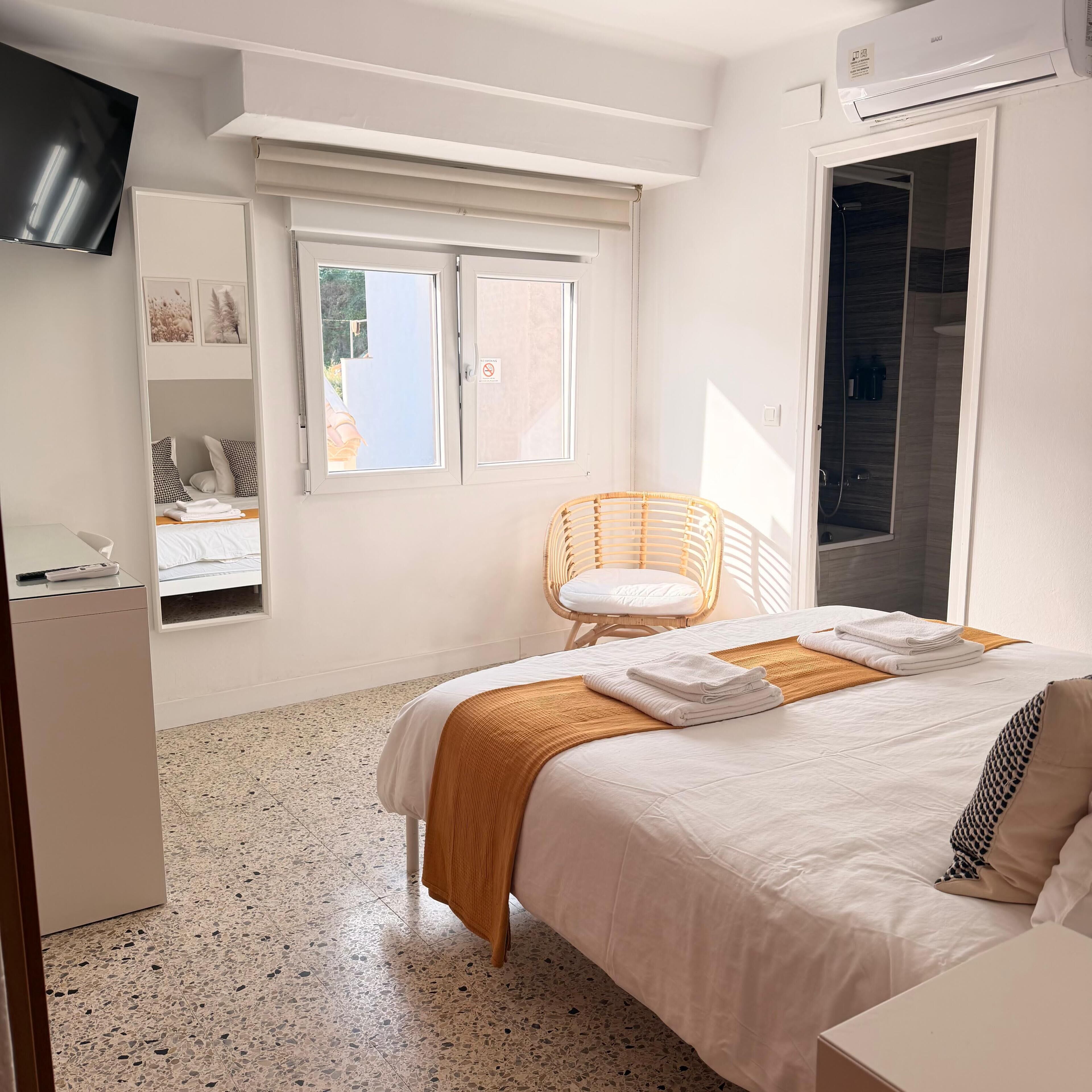 Comfort Double Room | Peti besi dalam bilik, meja, ruang kerja komputer riba, Wi-fi percuma 