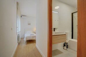 Apartamento | Cofres nos quartos, escrivaninha, espaço de trabalho para notebook