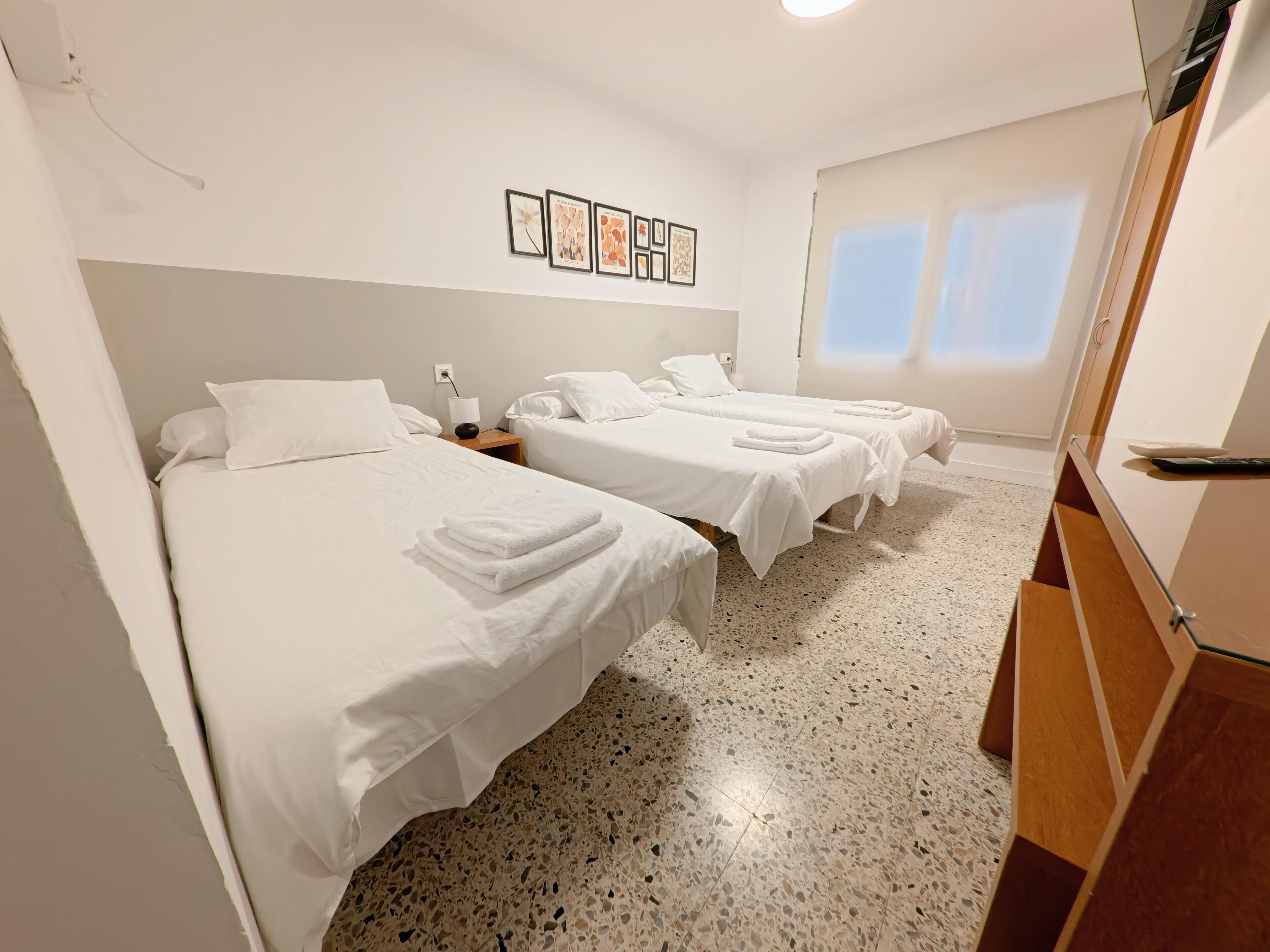 三人房 | 客房内保险箱、办公桌、笔记本电脑工作区、免费 WiFi