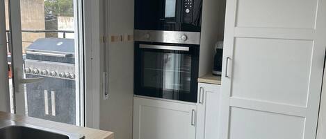 Caja de seguridad en la habitación y escritorio