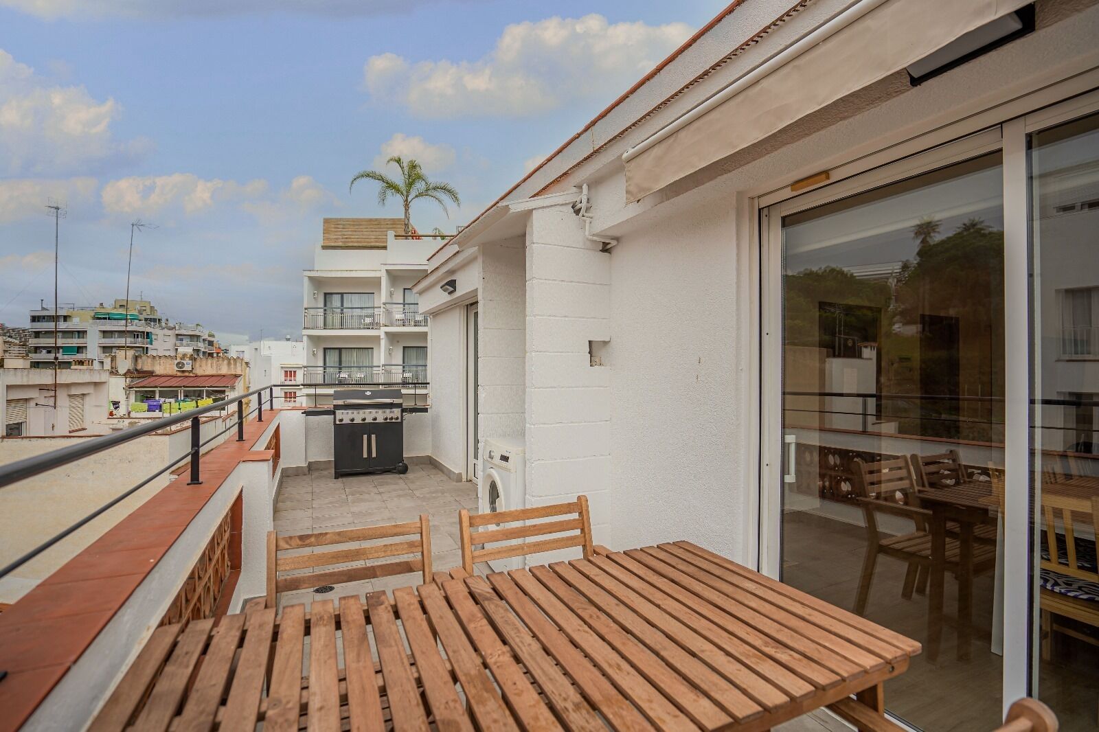 Apartment | Peti besi dalam bilik, meja, ruang kerja komputer riba, Wi-fi percuma 