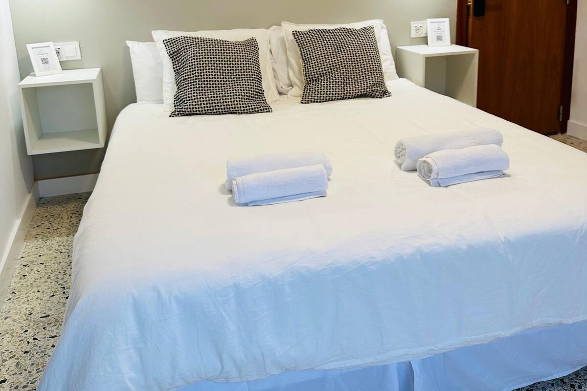 Kamar Double Comfort | 1 kamar tidur, brankas, meja kerja, dan ruang kerja ramah laptop