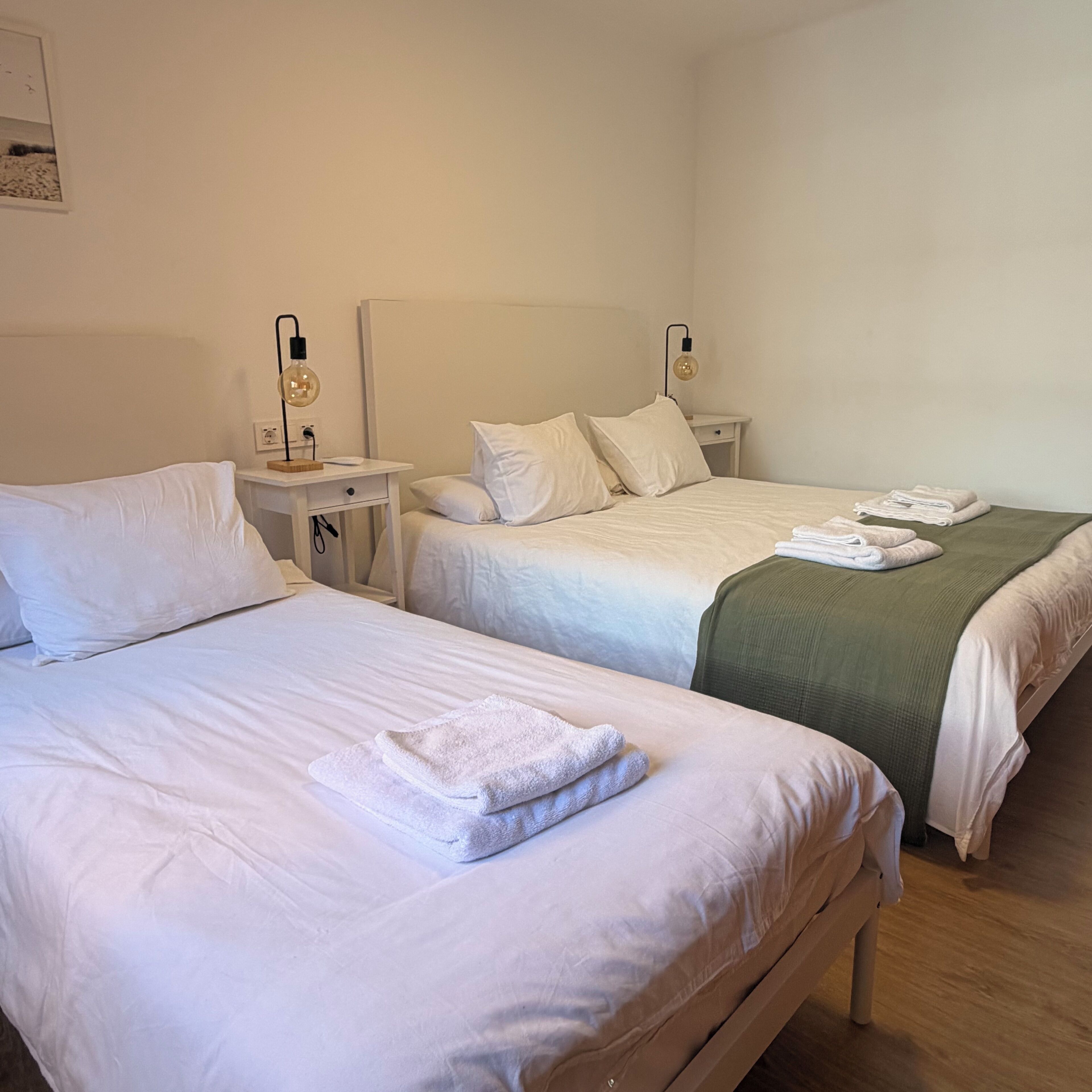 Een kluis op de kamer, een bureau, een laptopwerkplek, gratis wifi