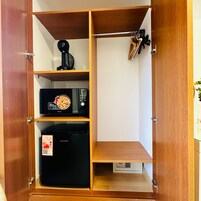 舒适双人房 | 客房内保险箱、办公桌、笔记本电脑工作区、免费 WiFi