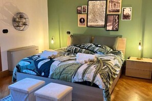 1 slaapkamer, een bureau, een strijkplank/strijkijzer, reisbedje