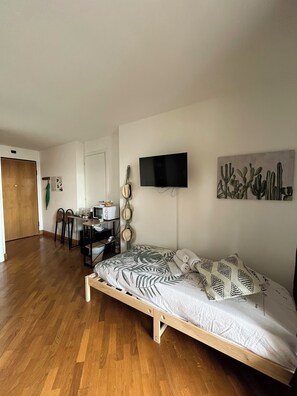 1 habitación, escritorio, tabla de planchar con plancha y cuna de viaje 