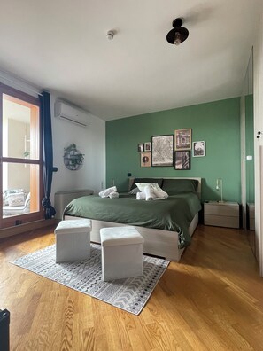 1 soverom, skrivebord, strykejern/-brett og reiseseng for barn