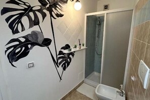 Ducha, secador de pelo, bidé y toallas